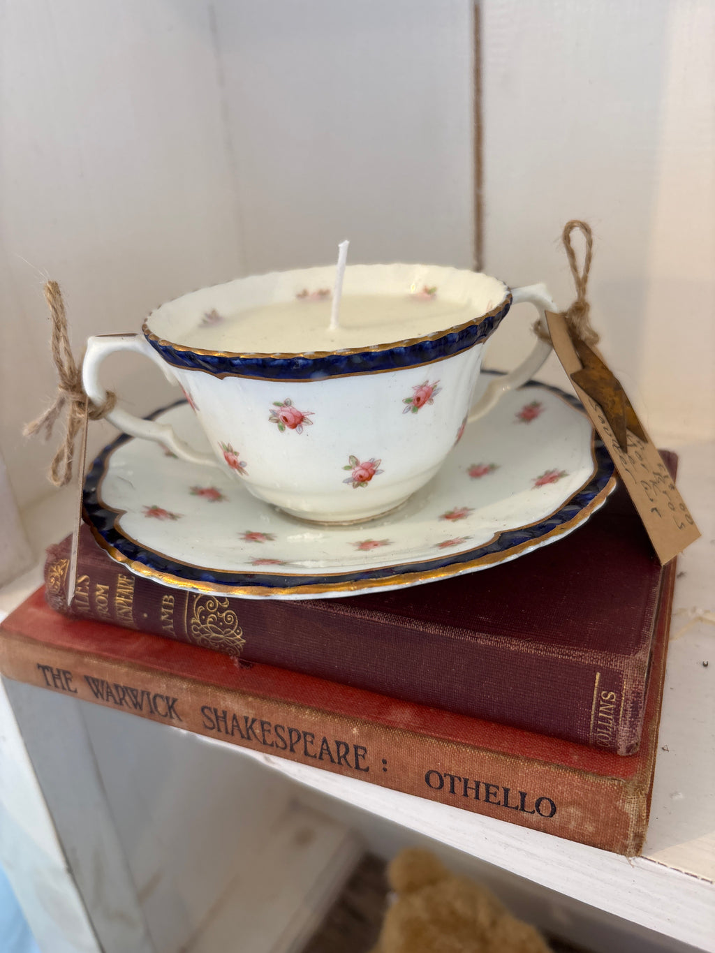 Recycled tea cup candle