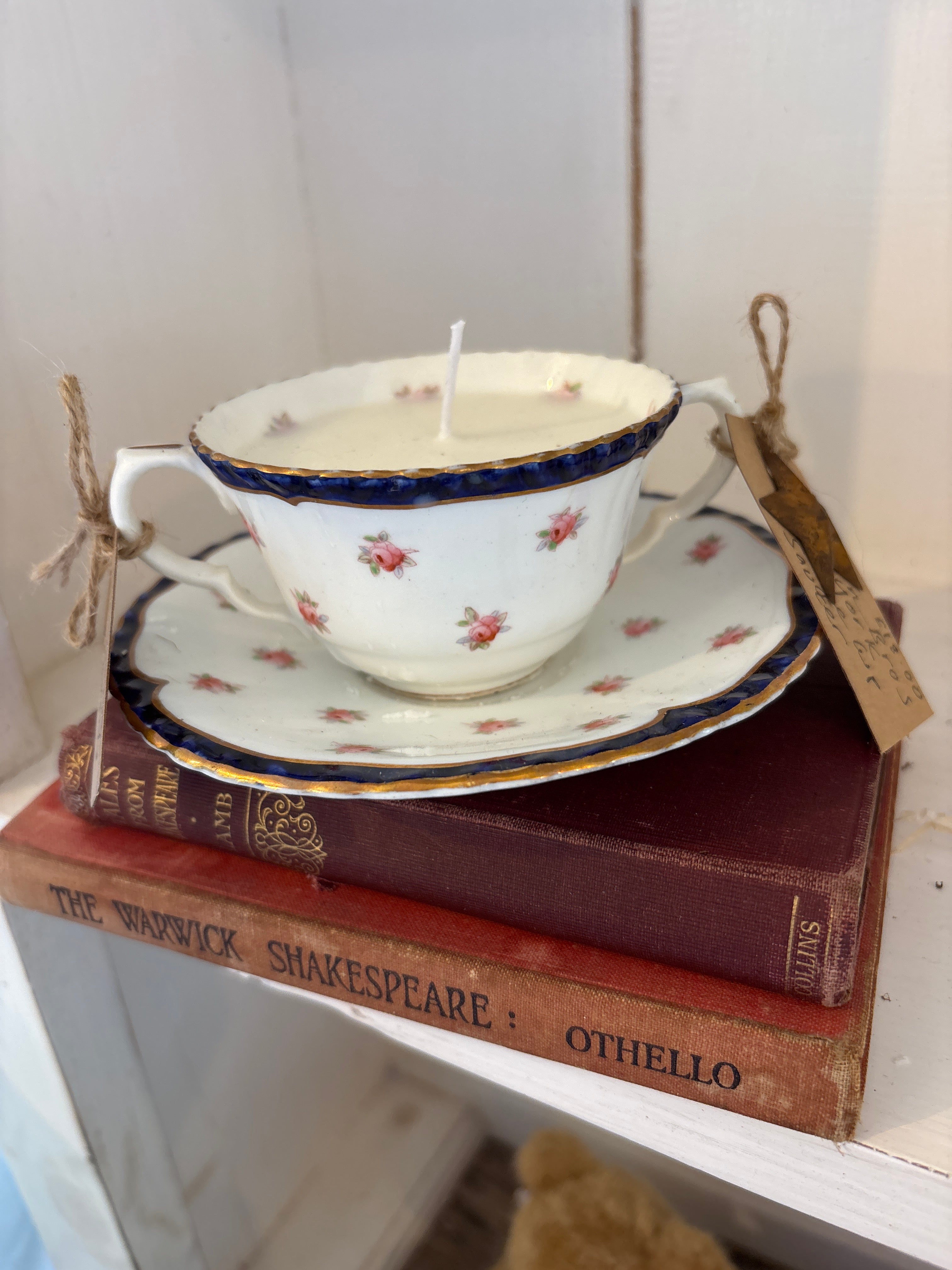 Recycled tea cup candle